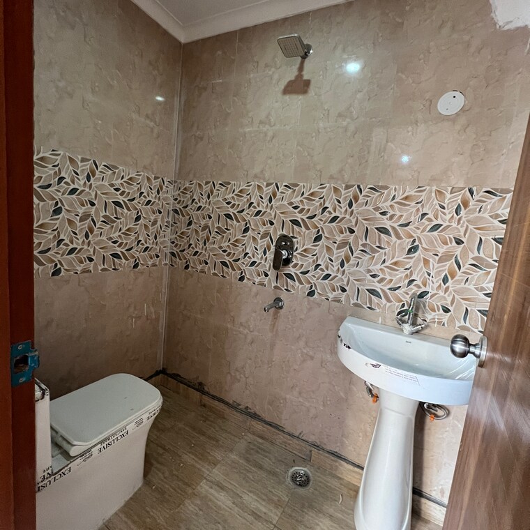 Bathroom, sultanpur 3 Bedroom 135 Sq.Yd. Builder Floor In Sultanpur Delhi 9624795