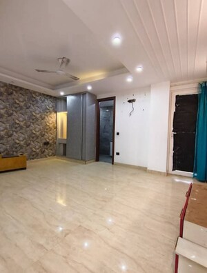 Room in 2 BHK Builder Floor at Saket – for Rent