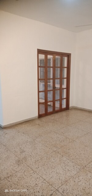 Room in 3.5 BHK Apartment at DDA Rosewood Apartments, Vasant Kunj – for Rent