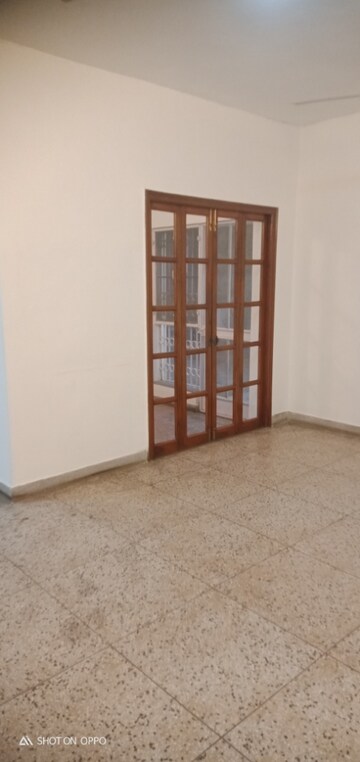 Room in 3.5 BHK Apartment at DDA Rosewood Apartments, Vasant Kunj – for Rent