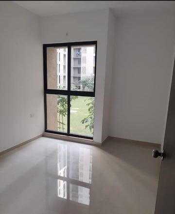 Room in 4 BHK Apartment at Hiranandani Estate Rodas Enclave, Ghodbunder Road – for Rent