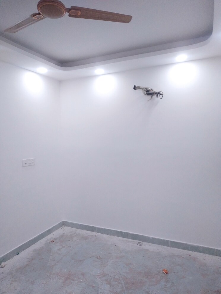 Room, govindpuri 3 Bedroom 90 Sq.Yd. Builder Floor In Govindpuri Delhi 9624951