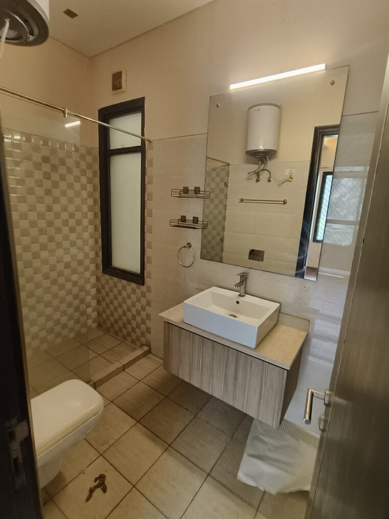 Bathroom, unitech-south-city-ii 3 Bedroom 2000 Sq.Ft. Builder Floor In Sector 50 Gurgaon 9625016