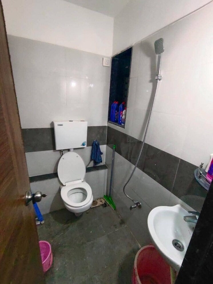 Attached Bathroom, andheri west 1 Bedroom 360 Sq.Ft. Apartment In Andheri West Mumbai 9625043