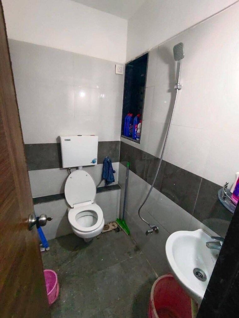 Attached Bathroom, andheri west 1 Bedroom 360 Sq.Ft. Apartment In Andheri West Mumbai 9625043