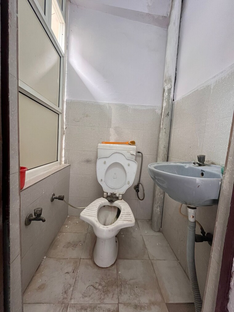 Bathroom, mayur vihar phase 1 Commercial Office Space 1000 Sq.Ft. In Mayur Vihar Phase 1 Delhi 9625055