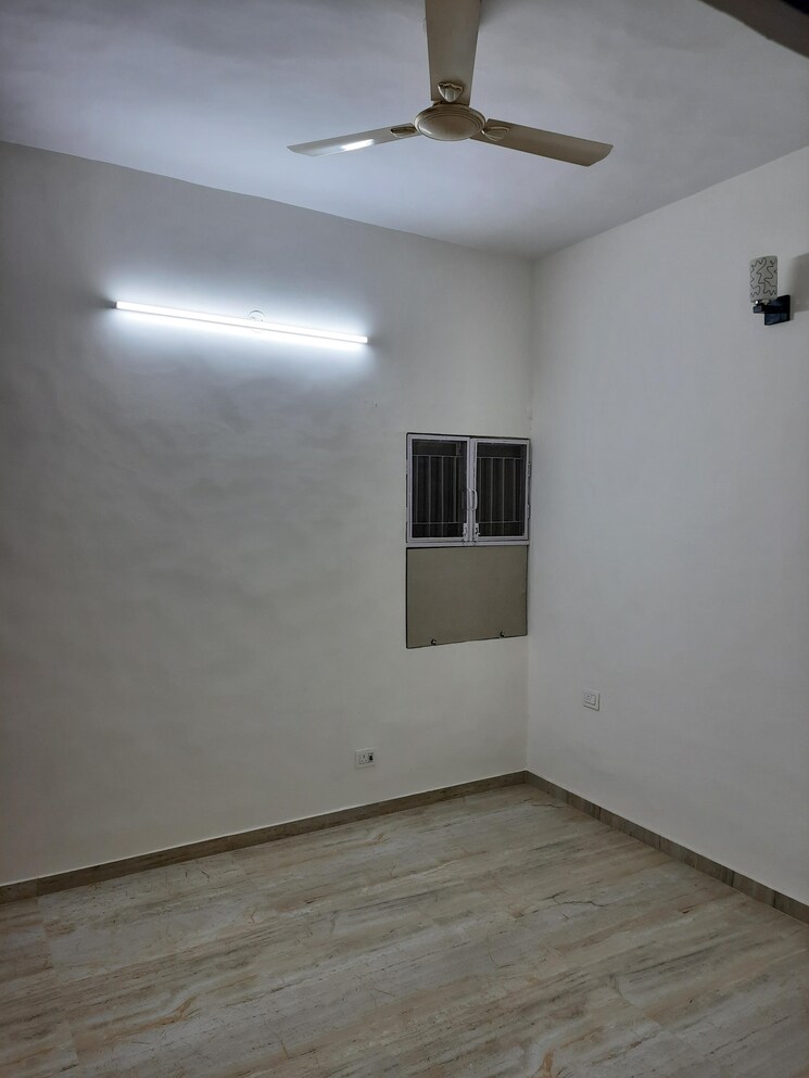 Room, east of kailash 3 Bedroom 1600 Sq.Ft. Builder Floor In East Of Kailash Delhi 9625077