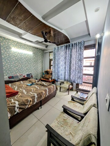 Team Area in 3 BHK Builder Floor at Guru Nanak Enclave, Dhakoli – for Sale