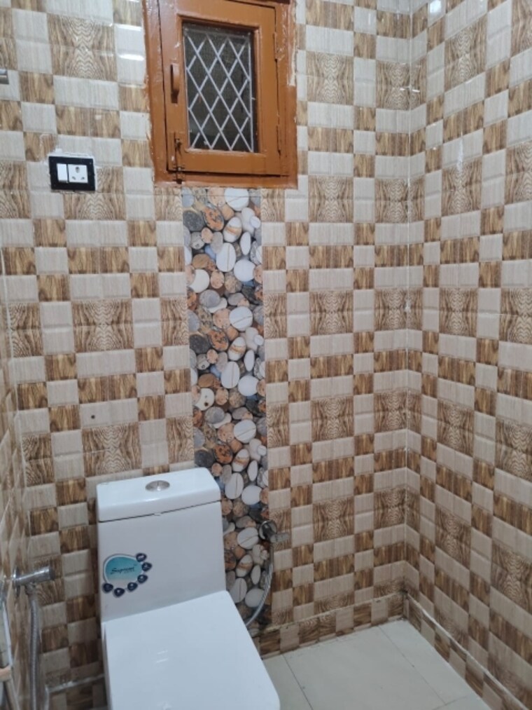 Bathroom, palam colony 3 Bedroom 1500 Sq.Ft. Apartment In Palam Colony Delhi 9625094