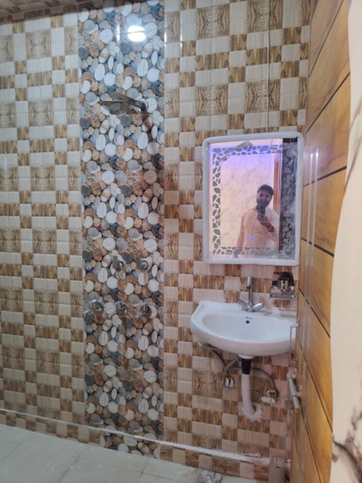 Bathroom, palam colony 3 Bedroom 1500 Sq.Ft. Apartment In Palam Colony Delhi 9625094