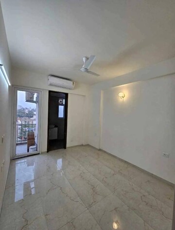 Room in 2.5 BHK Builder Floor at Smart World Gems, Sector 89 – for Sale