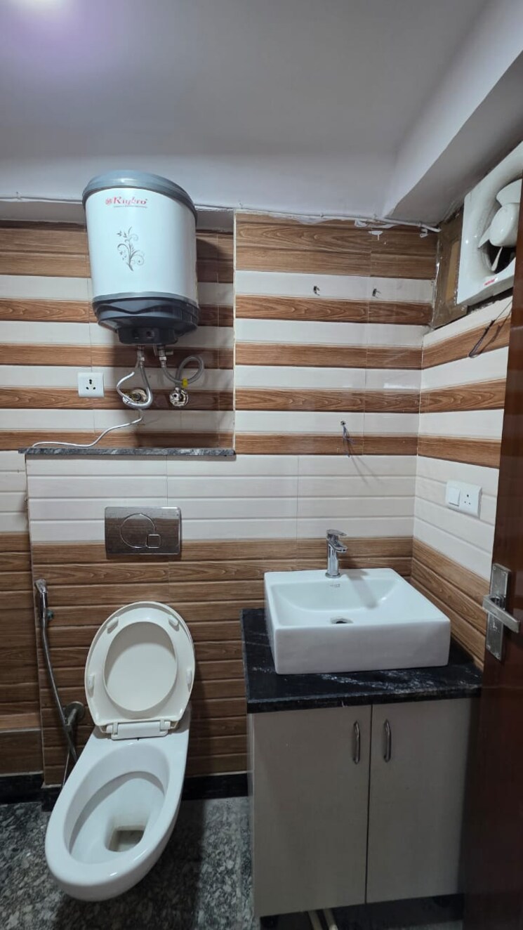 Bathroom, lajpat nagar i 1 Bedroom 500 Sq.Ft. Builder Floor In Lajpat Nagar I Delhi 9625134