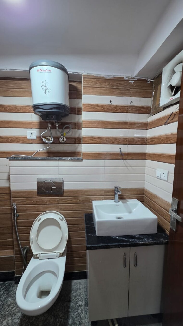 Bathroom, lajpat nagar i 1 Bedroom 500 Sq.Ft. Builder Floor In Lajpat Nagar I Delhi 9625134