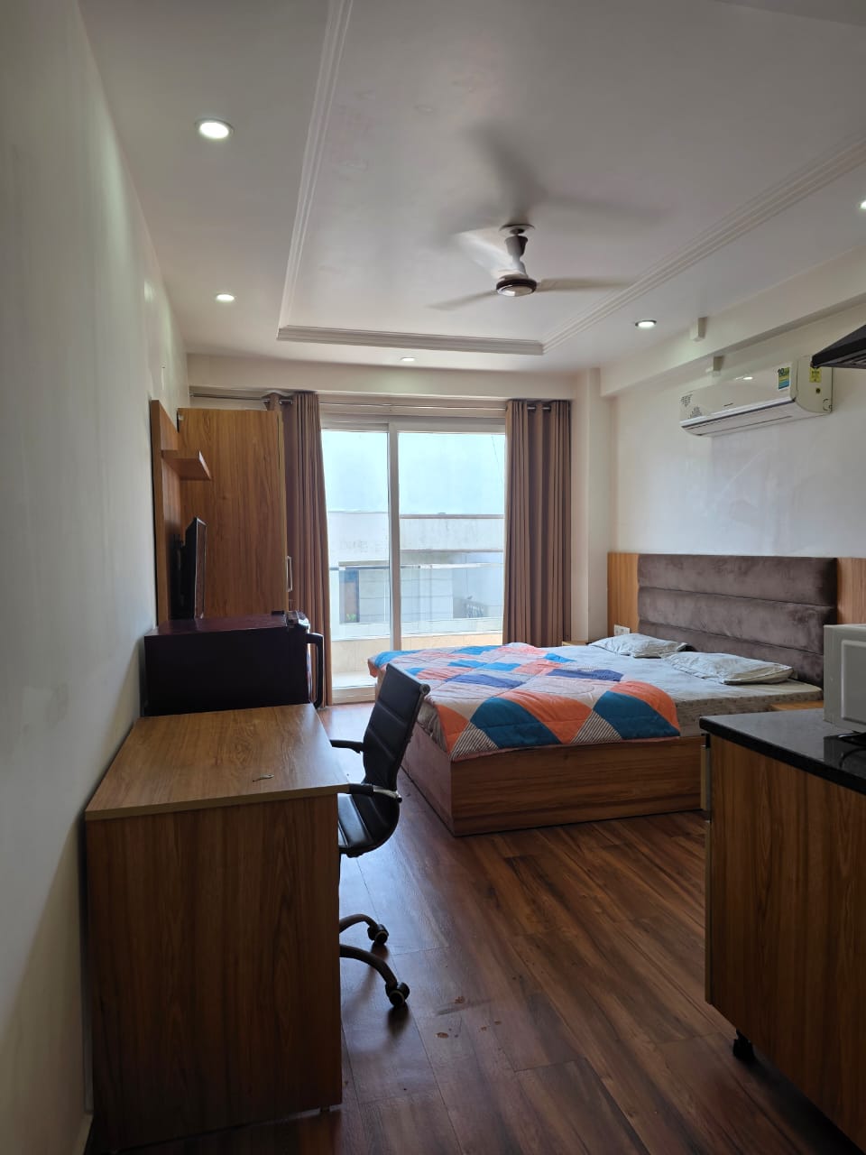 StudioBuilder Floor For Rent in South City Arcade