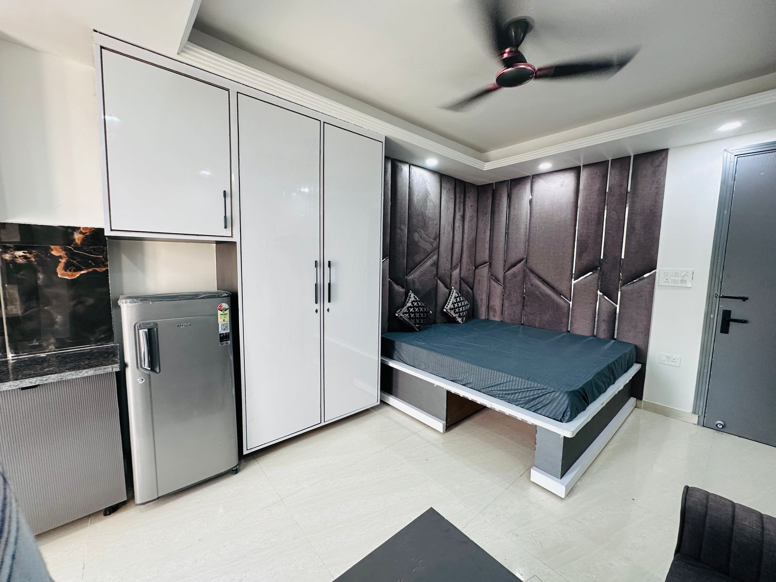 Studio  500 Sq.Ft. Builder Floor in DLF Pink Town House