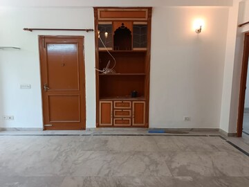 Room in 2 BHK Builder Floor at Ardee Mall, Sector 52 – for Sale