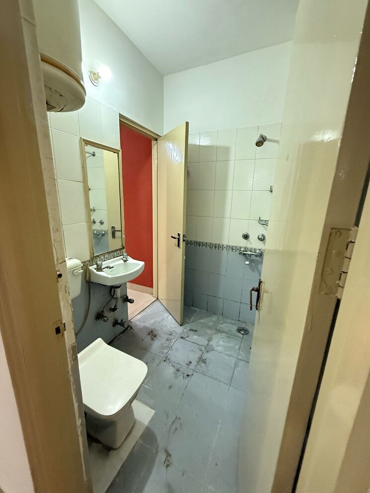 Bathroom, ss-mayfield-gardens 3 Bedroom 1800 Sq.Ft. Builder Floor In Sector 51 Gurgaon 9625211