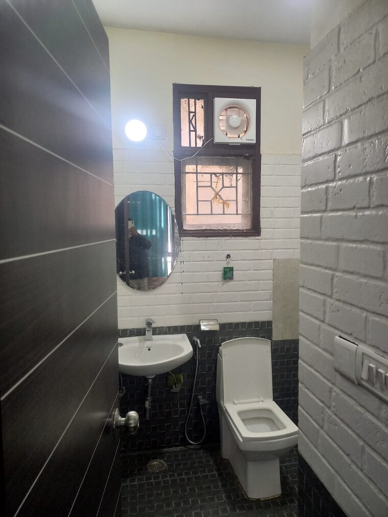 Attached Bathroom, sushant-lok-3 3 Bedroom 2000 Sq.Ft. Builder Floor In Sector 57 Gurgaon 9625235