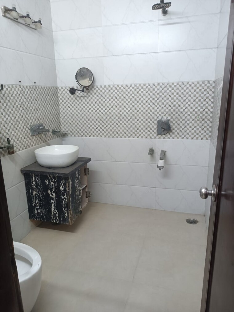 Attached Bathroom, ramprastha colony 3 Bedroom 2000 Sq.Ft. Builder Floor In Ramprastha Colony Ghaziabad 9625311