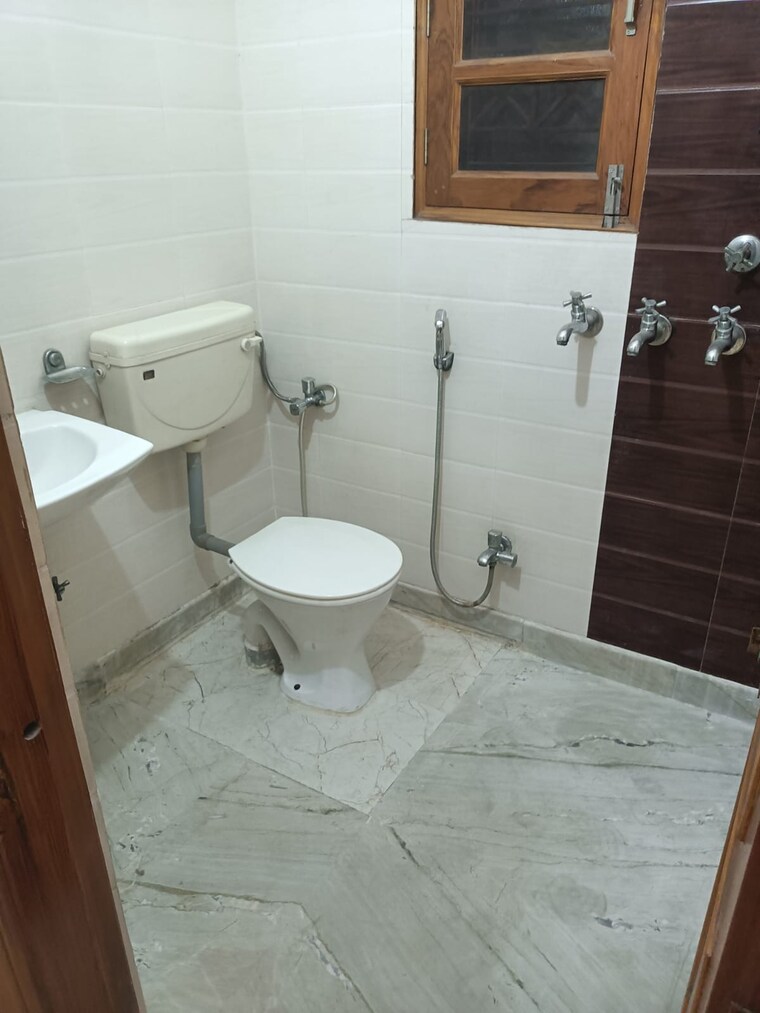 Bathroom, ramprastha colony 3 Bedroom 2000 Sq.Ft. Builder Floor In Ramprastha Colony Ghaziabad 9625311