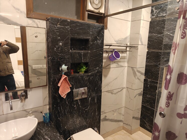 Attached Bathroom, gujranwala town 4 Bedroom 3600 Sq.Ft. Builder Floor In Gujranwala Town Delhi 9625355
