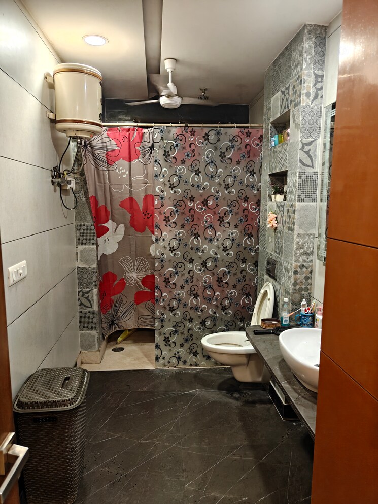 Attached Bathroom, gujranwala town 4 Bedroom 3600 Sq.Ft. Builder Floor In Gujranwala Town Delhi 9625355