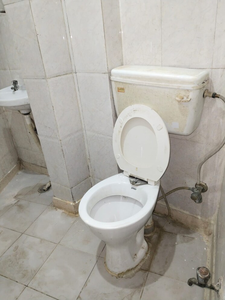 Bathroom, khirki extension 2 Bedroom 800 Sq.Ft. Apartment In Khirki Extension Delhi 9625360