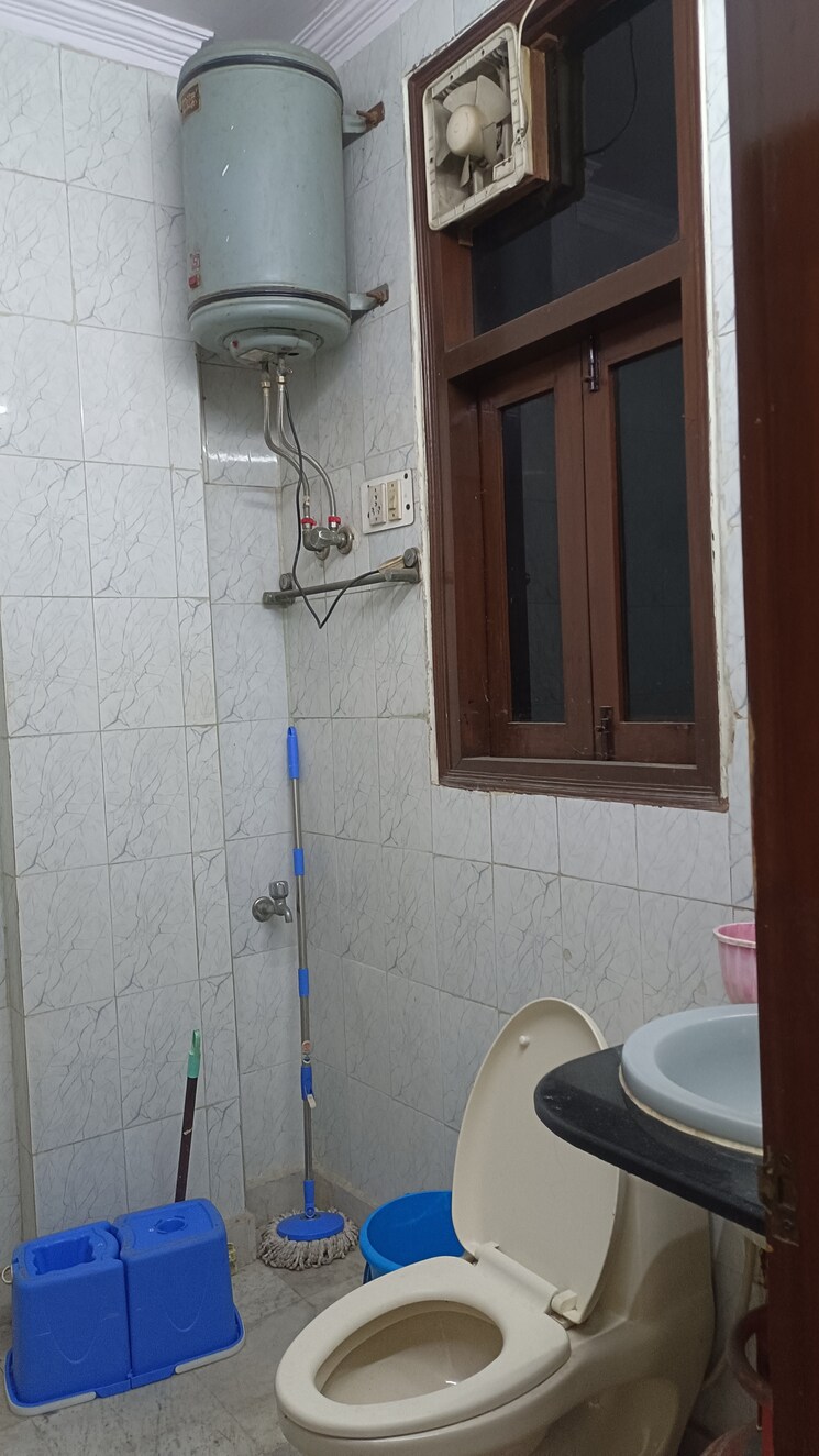 Bathroom, new rajinder nagar 3 Bedroom 1430 Sq.Ft. Builder Floor In New Rajinder Nagar Delhi 9625385