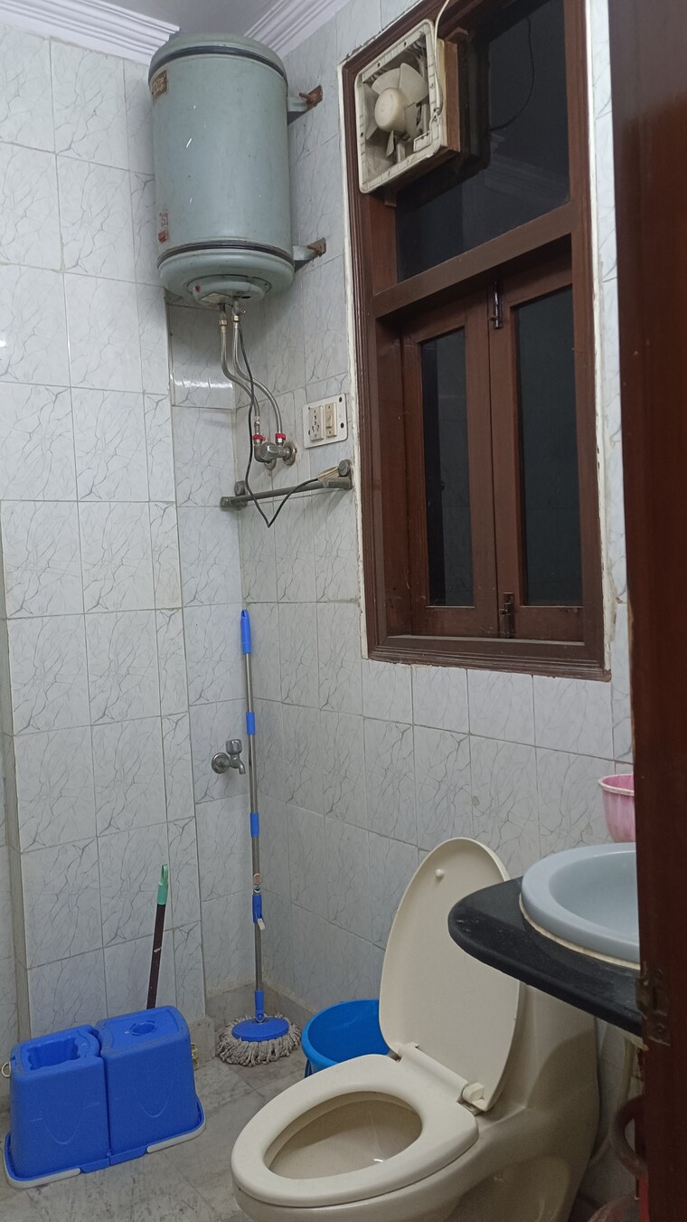 Bathroom, new rajinder nagar 3 Bedroom 1430 Sq.Ft. Builder Floor In New Rajinder Nagar Delhi 9625385