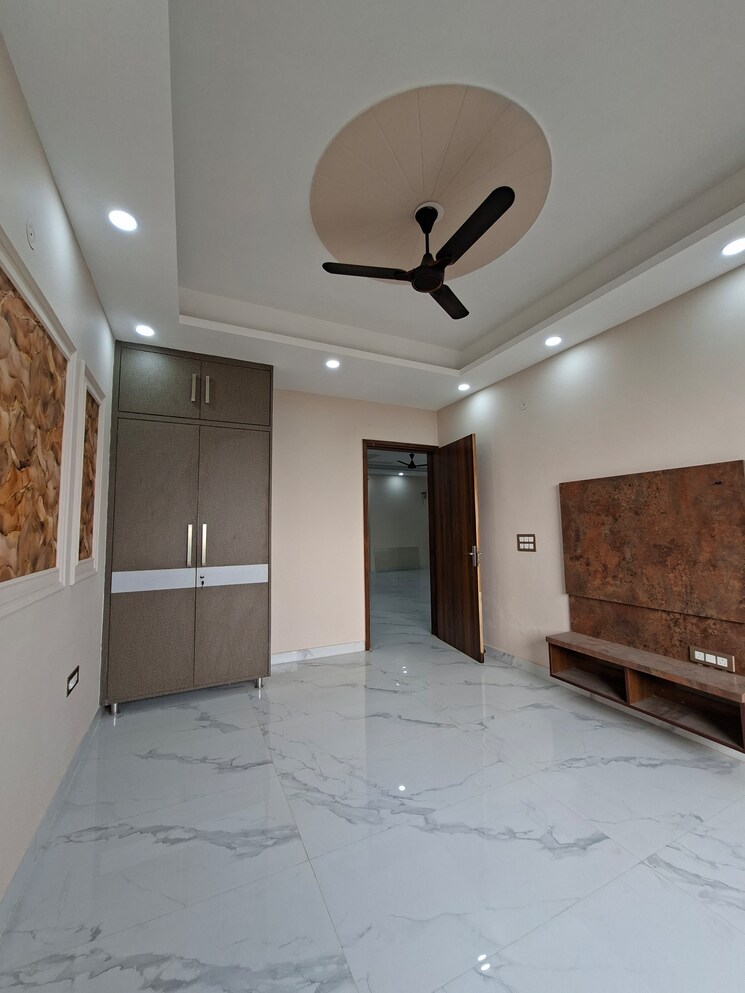 Room, sector 99 3.5 Bedroom 280 Sq.Mt. Builder Floor In Sector 99 Noida 9625416