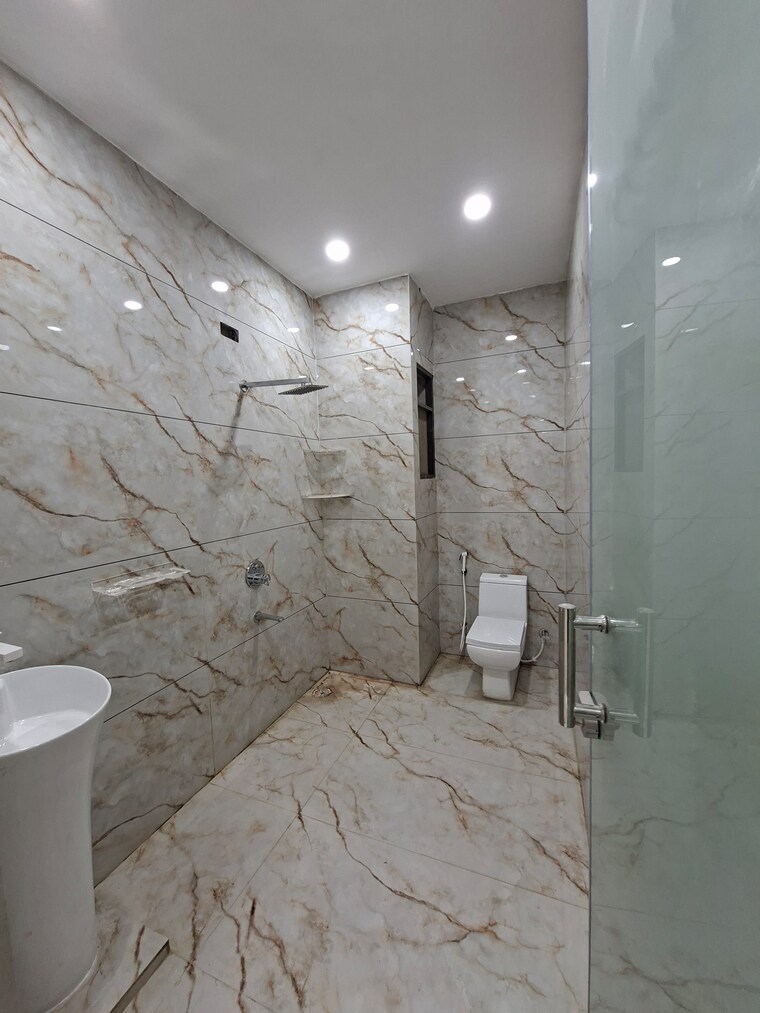 Bathroom, sector 99 3.5 Bedroom 280 Sq.Mt. Builder Floor In Sector 99 Noida 9625416