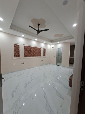 Room in 3.5 BHK Builder Floor at Sector 99 – for Rent