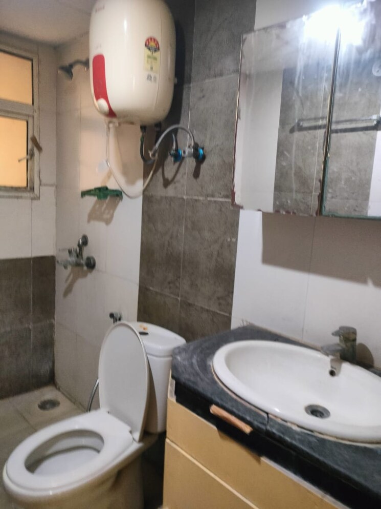 Bathroom, nimbus-the-hyde-park 2 Bedroom 915 Sq.Ft. Apartment In Sector 78 Noida 9625423