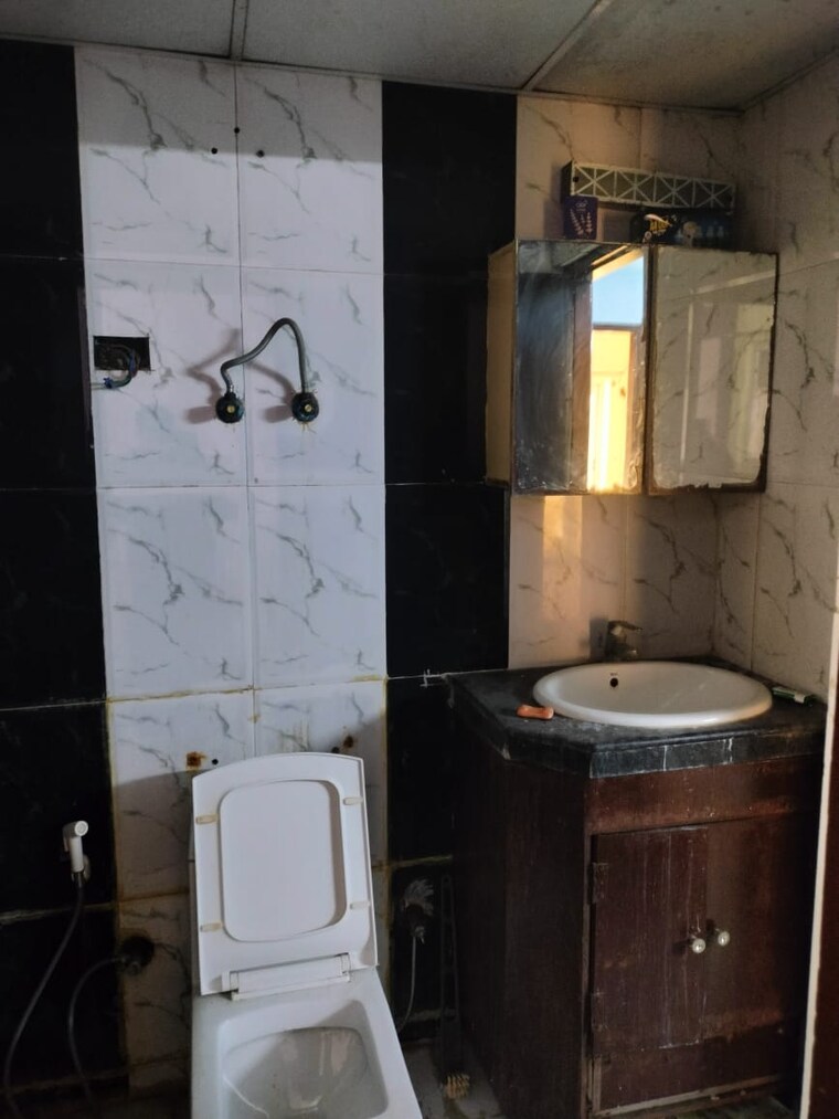 Bathroom, nimbus-the-hyde-park 2 Bedroom 915 Sq.Ft. Apartment In Sector 78 Noida 9625423