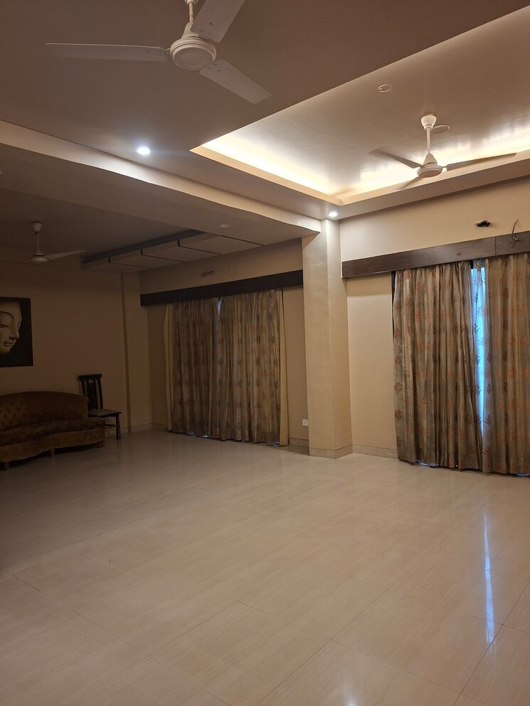 Room, sector 43 6+ Bedroom 350 Sq.Yd. Independent House In Sector 43 Noida 9625448