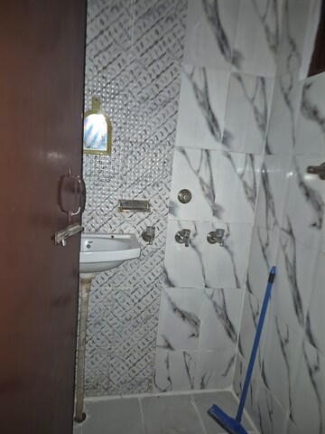 Bathroom in 1.5 BHK Builder Floor at Mayur Vihar – for Rent
