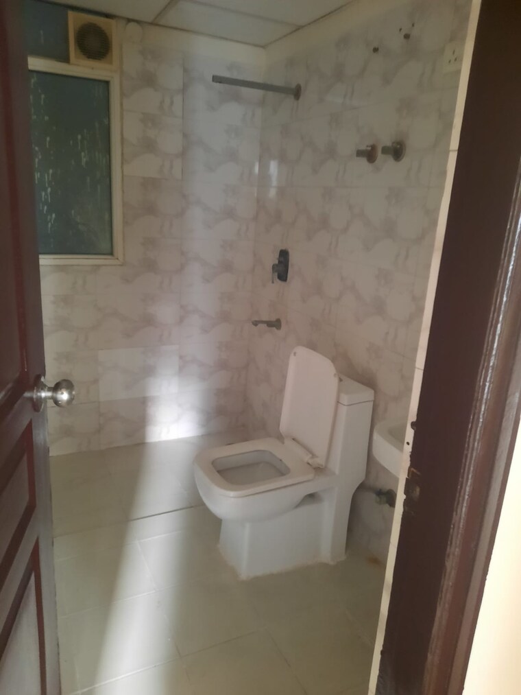Bathroom, sethi-max-royal 2 Bedroom 1125 Sq.Ft. Apartment In Sector 76 Noida 9625481