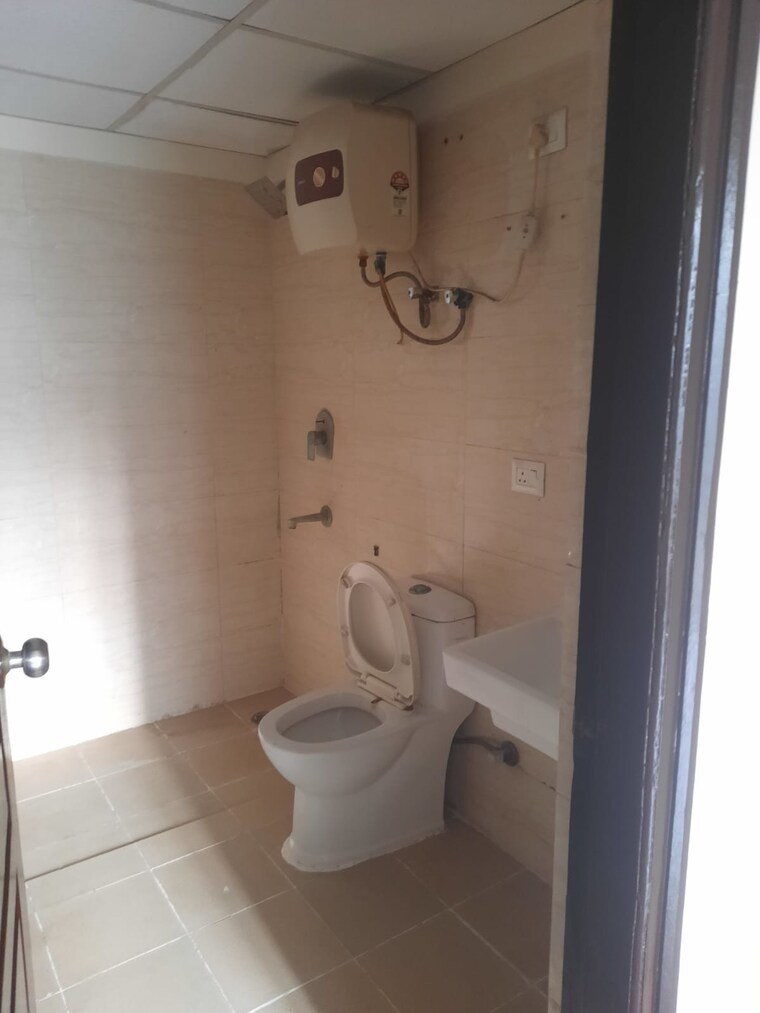 Bathroom, sethi-max-royal 2 Bedroom 1125 Sq.Ft. Apartment In Sector 76 Noida 9625481