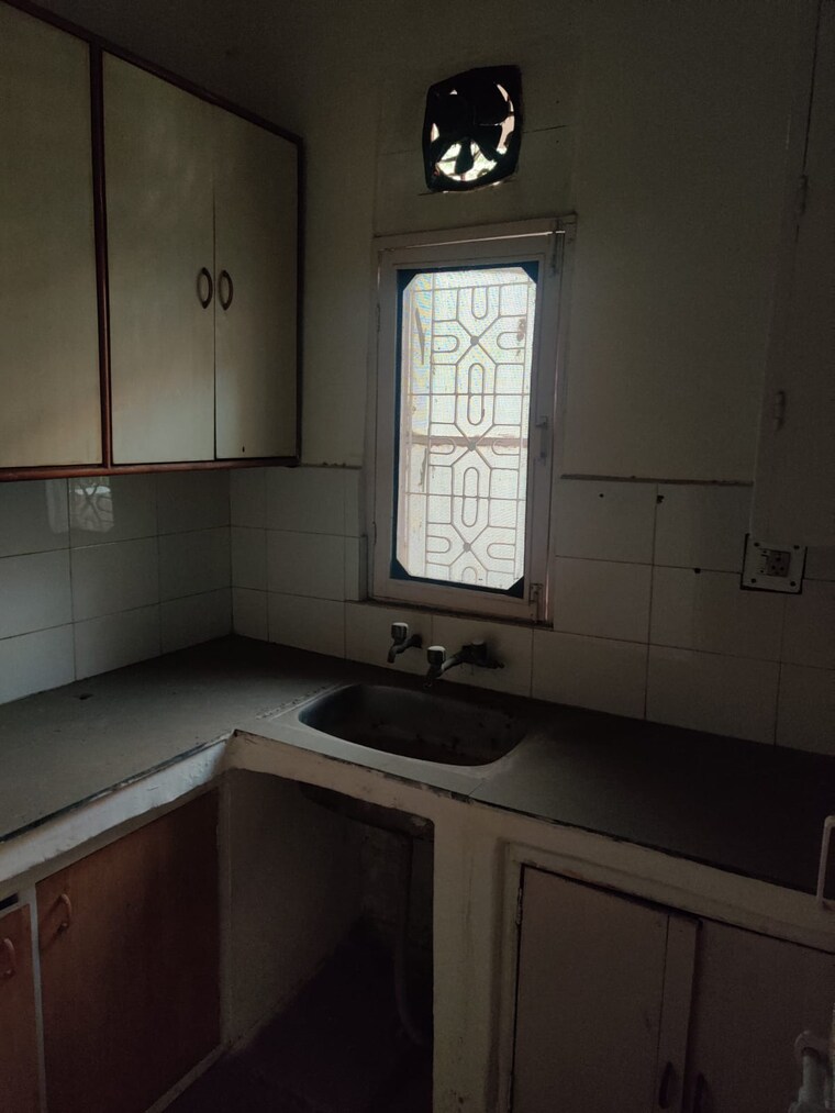 Kitchen, uma-cooperative-society 3.5 Bedroom 1130 Sq.Ft. Apartment In Mayur Vihar 1 Delhi 9625487