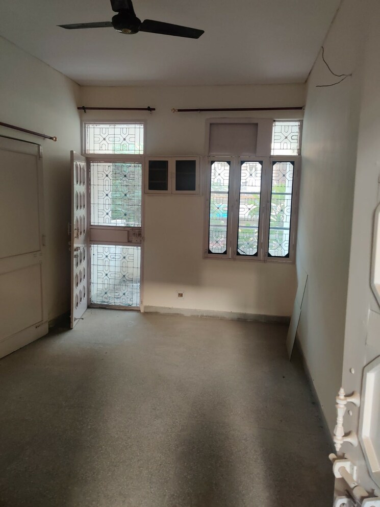 Room, uma-cooperative-society 3.5 Bedroom 1130 Sq.Ft. Apartment In Mayur Vihar 1 Delhi 9625487