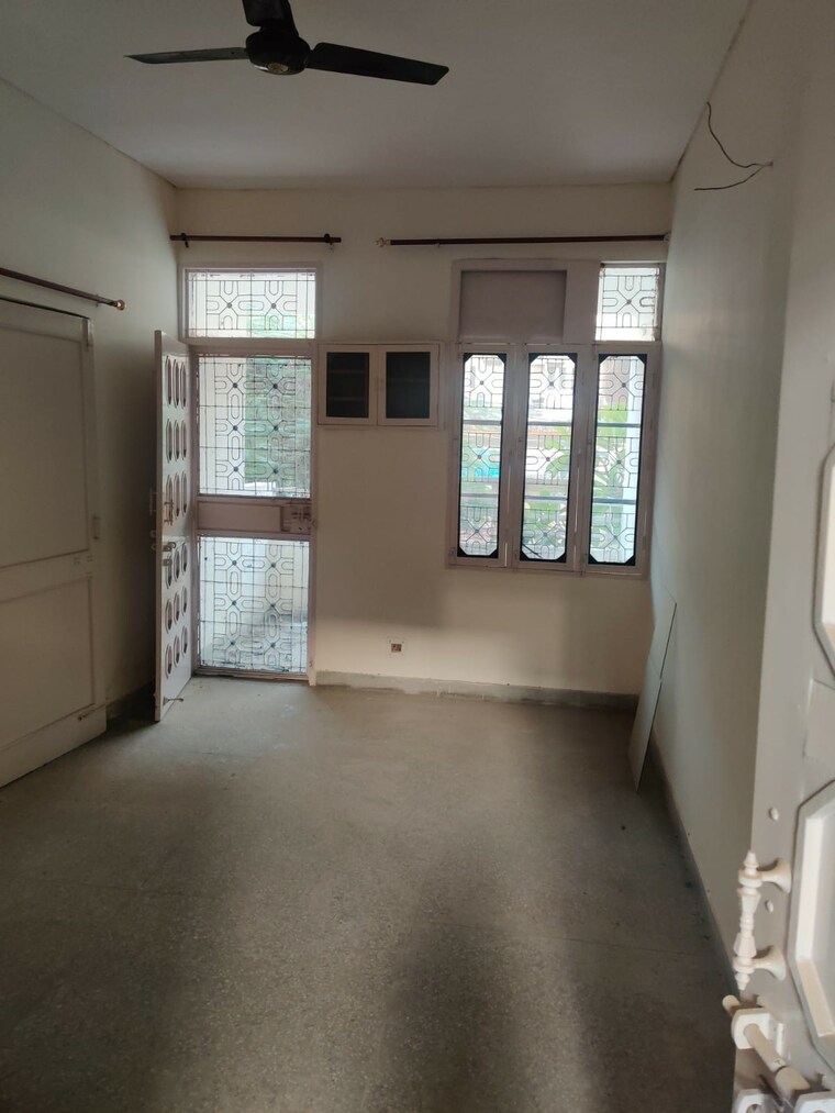 Room, uma-cooperative-society 3.5 Bedroom 1130 Sq.Ft. Apartment In Mayur Vihar 1 Delhi 9625487