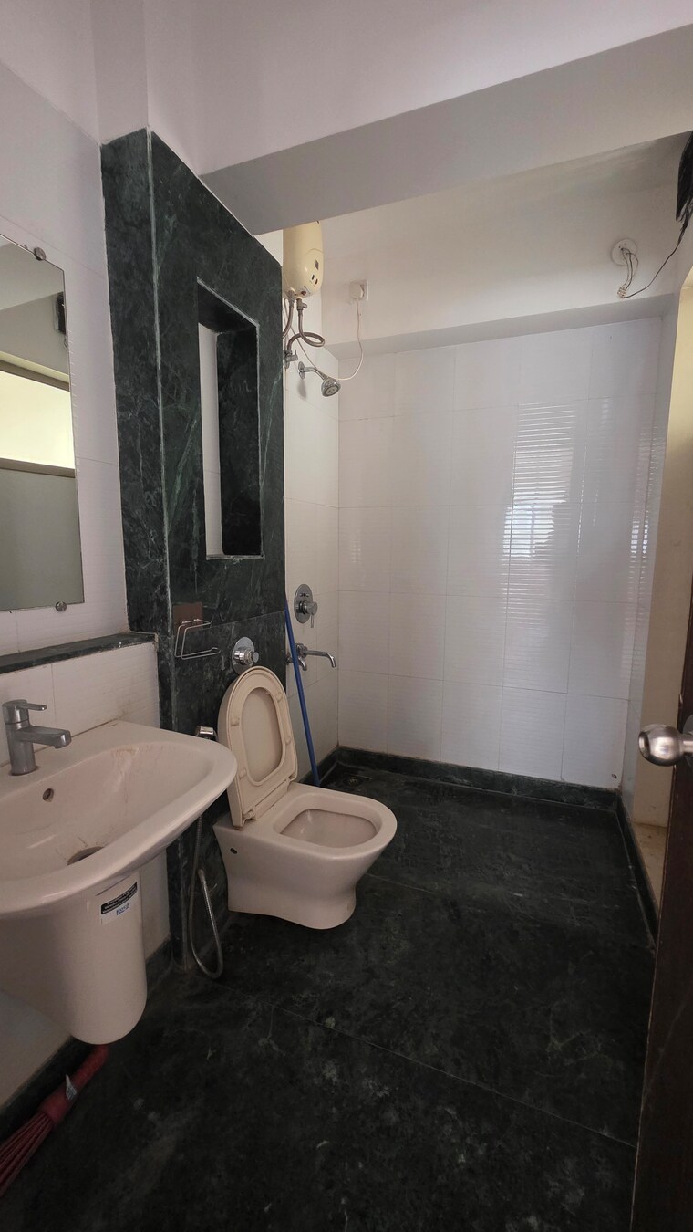 Bathroom, hubtown-greenwoods-f-wing 3 Bedroom 714 Sq.Ft. Apartment In Vartak Nagar Thane 9625523