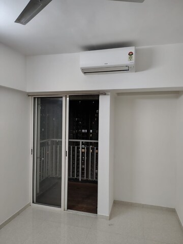 Room in 2 BHK Apartment at Lodha Amara, Kolshet Road – for Rent