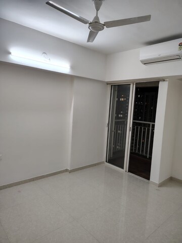 Room in 2 BHK Apartment at Lodha Amara, Kolshet Road – for Rent