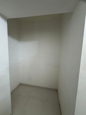 Room in 2 BHK Apartment at Lodha Amara, Kolshet Road – for Sale