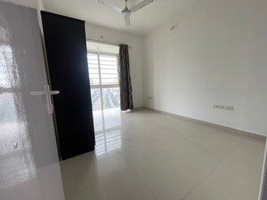 3 BHK Apartment For Rent in Sheth Vasant Lawns, Laxmi Nagar