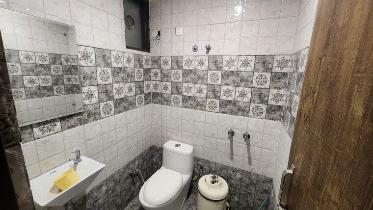 Bathroom, guru-nanak-enclave 3 Bedroom 1100 Sq.Ft. Builder Floor In Dhakoli Zirakpur 9625740