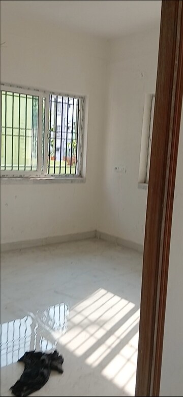 Room in 2 BHK Apartment at Topsia – for Sale