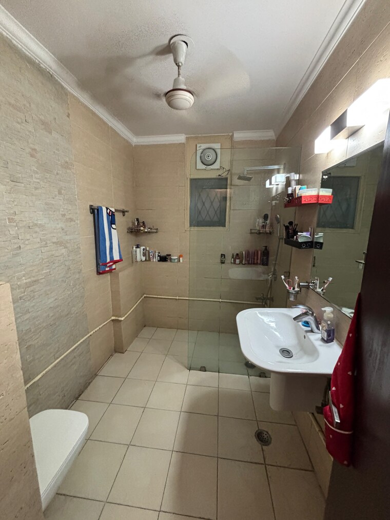 Bathroom, soami nagar 6+ Bedroom 501 Sq.Yd. Independent House In Soami Nagar Delhi 9625752