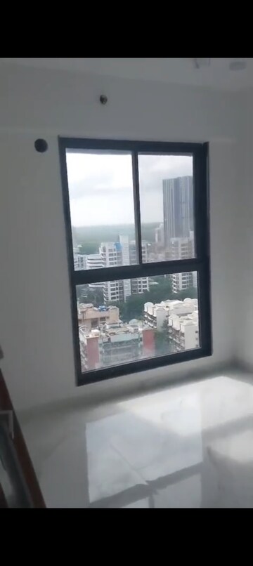 Room in 2 BHK Apartment at Dev Leo Tower, Oshiwara – for Rent